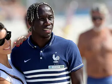 Nama Bacary Sagna sulit dilupakan dari pentas sepak bola. Selain aksi di atas lapangan yang hebat, dia dikenang dengan punya gaya rambut unik dan mempunyai kekasih yang cantik jelita bernama Ludivine Kadri. (AFP/Franck Fife)