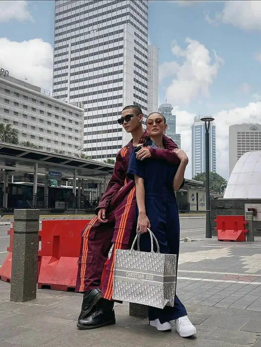 Kebersamaan Agnez Mo-Adam Rosyid menunjukkan kekuatan dalam berpakaian sebagai pasangan paling fashionable. Profesi Adam sebagai model mengimbangi gaya Agnez yang berkiblat dari musisi hip hop Amerika. (Foto: Instagram @adamrxsydi)