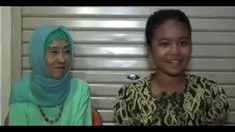 Bahagianya Laila Sari mendapat hadiah yang berarti dari artis cilik, Cyellia Saputra.