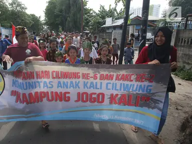 Anak-anak mengikuti pawai keliling dalam acara bertajuk Kampung Jogo Kali di kawasan Lodan, Jakarta Utara, Minggu (12/11). Acara tersebut diadakan dalam rangka perayaan Hari Ciliwung ke-6. (Liputan6.com/Immanuel Antonius)