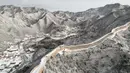 Foto ini menunjukkan pemandangan udara dari bagian Tembok Besar Cina yang tertutup salju di Shuiguan, sebelah utara Beijing, pada 15 Desember 2023. (GREG BAKER/AFP)