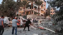 Sedikitnya satu orang tewas dan sembilan lainnya terluka dalam serangkaian serangan udara Israel ke Lebanon Selatan pada Kamis (6/11/2025). Tampak dalam foto, orang-orang memeriksa lokasi bangunan yang hancur akibat serangan udara Israel di desa Teir Debba, Lebanon Selatan, Kamis 6 November 2025. (AP Photo/Mohammad Zaatari)