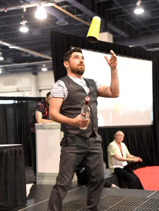 Bartender Mariano Gil saat berkompetisi dalam Shake It Up Flair Competition pada hari kedua dari Nightclub & Bar Convention and Trade Show tahunan ke-34 di Las Vegas, Nevada (26/3). (AFP Photo/Ethan Miller)