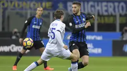 Gelandang Inter Milan, Roberto Gagliardini, menghindari kejaran gelandang Atalanta, Marten de Roon, pada laga Serie A Italia di Stadion San Siro, Milan, Minggu (19/11/2017). Inter menang 2-0 atas Atalanta. (AFP/Miguel Medina)