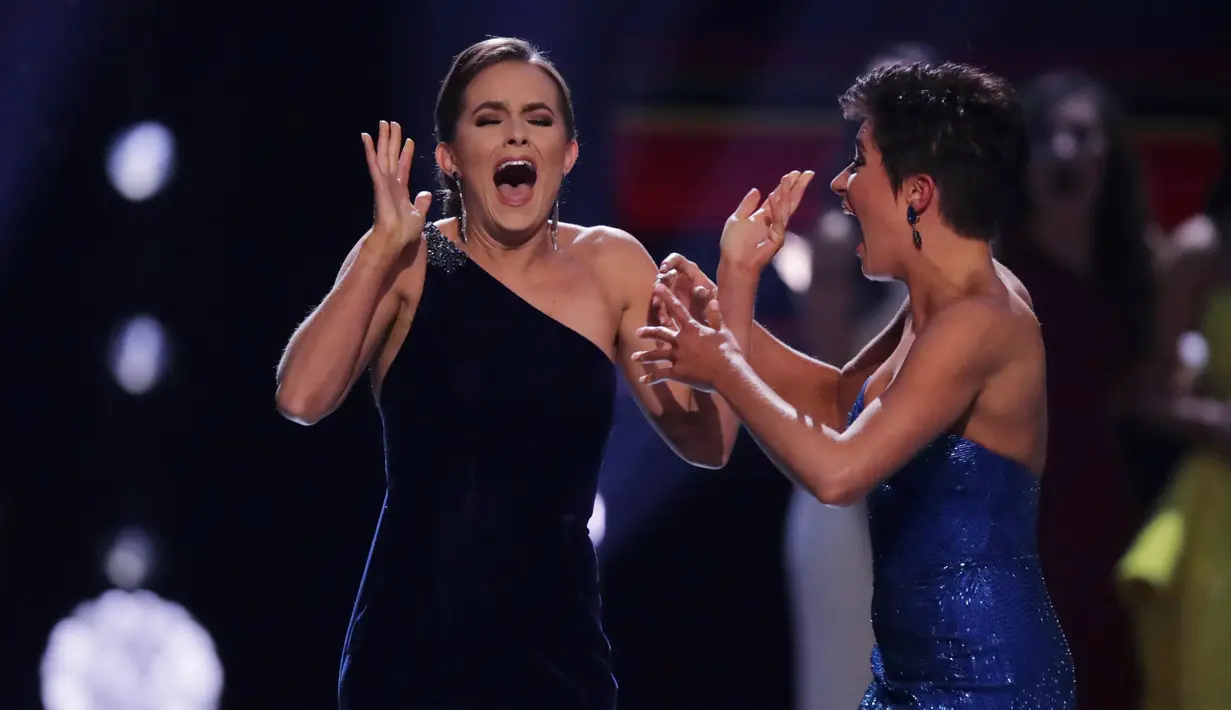 Ekspresi Miss Virginia Camille Schrier (kiri) saat memenangkan kompetisi Miss America 2020 di kasino Mohegan Sun, Uncasville, Connecticut, Amerika Serikat, Kamis (19/12/2019). Camille Schrier dihampiri oleh Miss Georgia Victoria Hill yang keluar sebagai runner-up. (AP Photo/Charles Krupa)