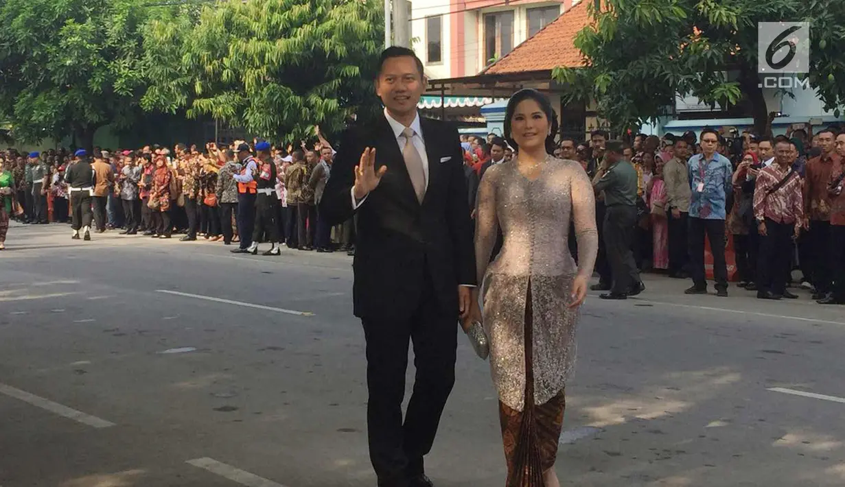 Agus Yudhoyono dan istri Annisa Pohan tiba untuk menghadiri prosesi pernikahan putri Presiden Joko Widodo, Kahiyang Ayu-Bobby Nasution di Graha Saba, Surakarta, Rabu (8/11). (Liputan6.com/ Lizsa Egeham)