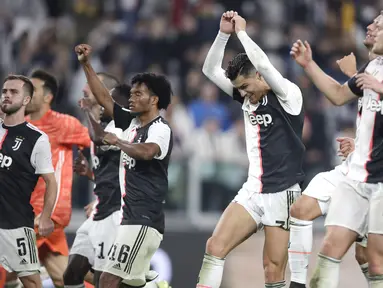 Pemain Juventus merayakan kemenangan usai pertandingan melawan Bologna pada pertandingan lanjutan Liga Serie A Italia di stadion Allianz, Turin (19/10/2019). Juventus menang tipis atas Bologna 2-1. (AP Photo/Luca Bruno)
