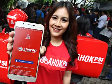 Ketua DPP Partai Solidaritas Indonesia (PSI), Isyana Bagoes Oka menunjukkan aplikasi GoAhok PSI saat peluncuran di Jakarta, Kamis (31/3). (Liputan6.com/Immanuel Antonius)