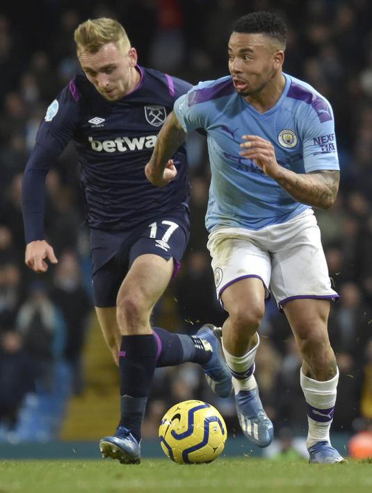 Penyerang Manchester City, Gabriel Jesus menggiring bola dari kejaran penyerang West Ham, Jarrod Bowen pada pertandingan lanjutan Liga Inggris di stadion Etihad di Manchester, Inggris, Rabu (19/2/2020). City menang atas West Ham 2-0. (AP Photo/Rui Vieira)