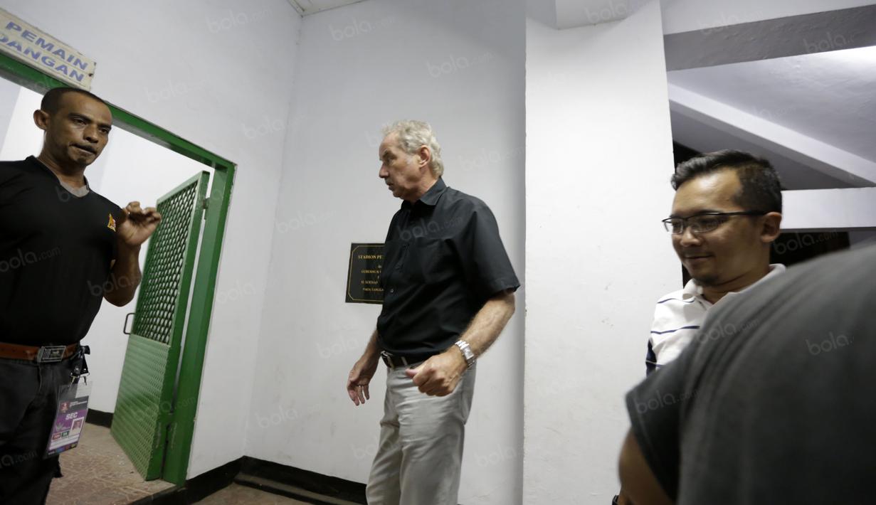 Pelatih Timnas Indonesia, Alfred Riedl saat tiba di Stadion Tridarma Gresik, Minggu (12/6/2016).  (Bola.com/Nicklas Hanoatubun)