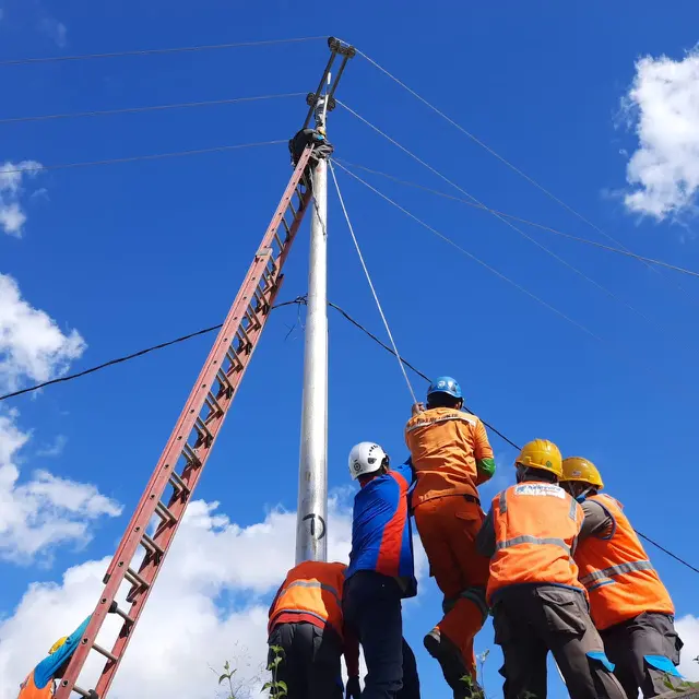 Petugas PLN memulihkan kondisi kelistrikan di Nusa Tenggara Timur (NTT). Dok PLN