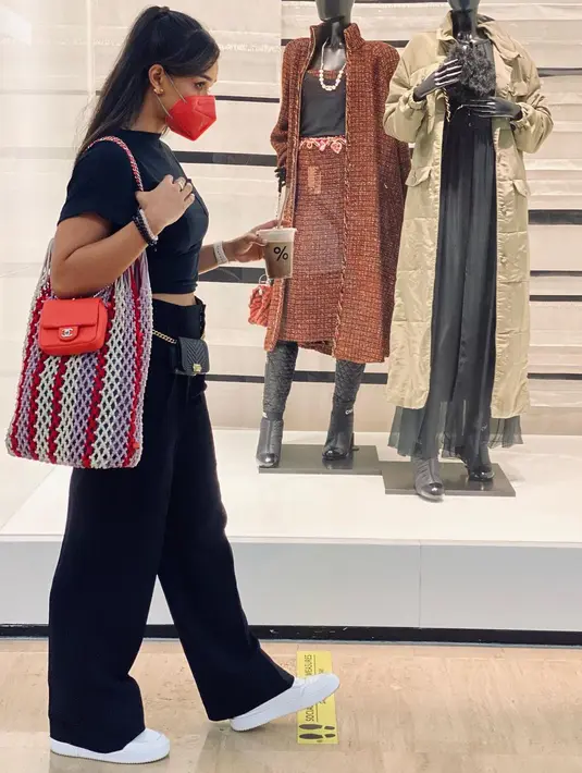 Sehari-hari, Adinia Wirasti kerap tampil dengan baju-baju berpotongan sederhana. Seperti gaya monokrom serba hitam, dipadukan dengan tas dan sepatu yang standout. (Foto: Instagram/ @Adinia Wirasti)