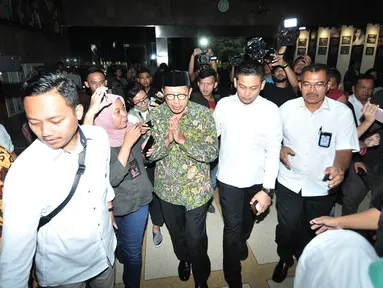 Menteri Agama Lukman Hakim Saifuddin tiba di Kantor Kementerian Agama, Jakarta, Senin (18/3). Lukman Hakim mendatangi kantor Kemenag setelah ruang kerjanya disegel dan digeledah penyidik KPK. (merdeka.com/Iqbal S. Nugroho)