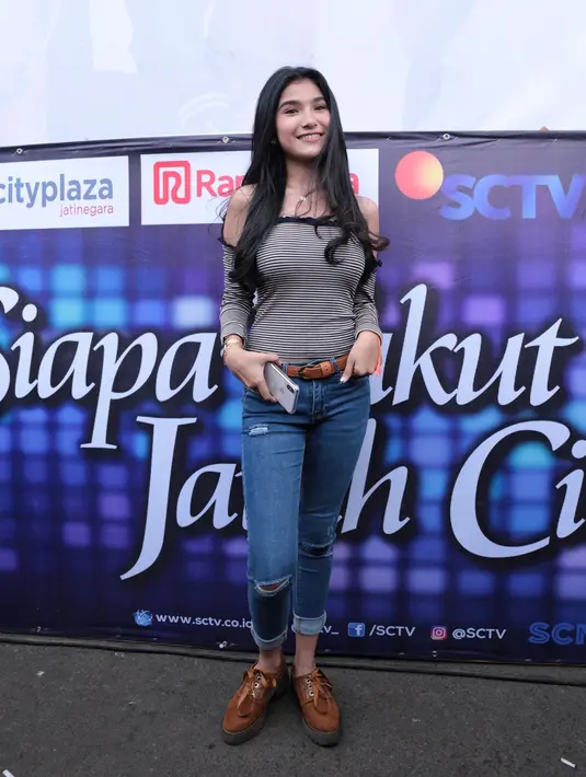 Apalagi meski turun hujan, para pecinta sinetron tersebut tetap membludak. Para penggemar berusaha merangsek ke depan panggung sehingga bisa lebih dekat melihat para pemeran sinetron tersebut. (Adrian Putra/Bintang.com)