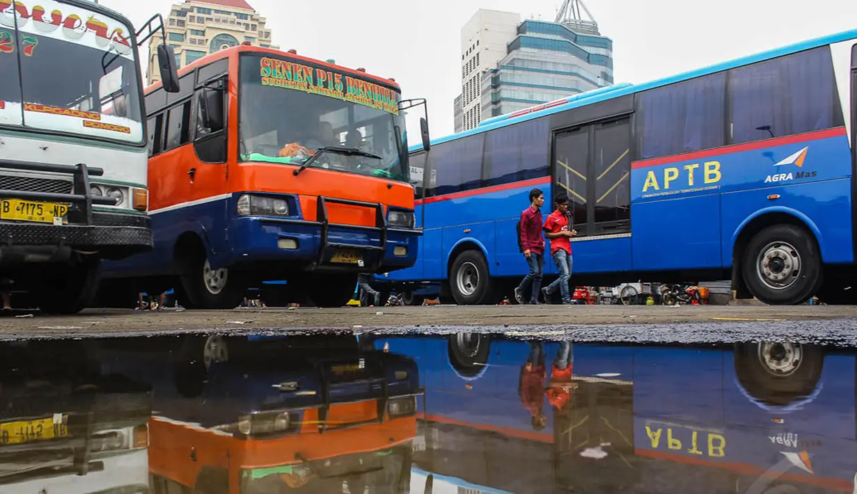 Kondisi Terminal Senen, Jakarta, juga terlihat kumuh karena sampah yang bertebaran sehingga menambah kesan tidak terawat.  Foto diambil pada Kamis (6/11/2014). (Liputan6.com/Faizal Fanani)