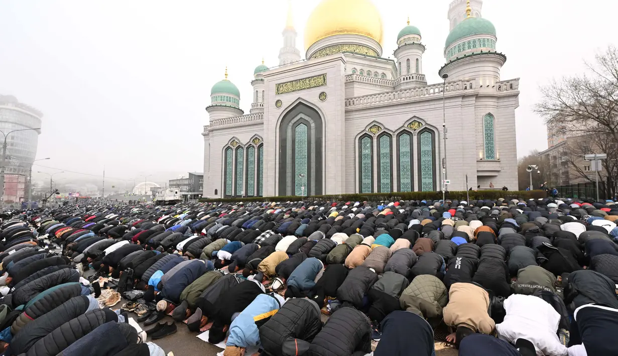 Umat Muslim melaksanakan salat subuh untuk memulai perayaan Idul Fitri di luar Masjid Agung Moskow pada 10 April 2024. (NATALIA KOLESNIKOVA/AFP)
