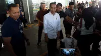 Presiden Jokowi dan Jan Ethes Srinarendra usai menjenguk La Lembah Manah yang masih berada di RS PKU Muhammadiyah Solo, Sabtu (16/11).(Liputan6.com/Fajar Abrori)