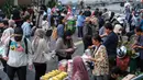 Para penjual makanan menyiapkan pesanan pelanggan di warung makan mereka saat jam sibuk di Jakarta pada Kamis 21 Mei 2026. (BAY ISMOYO/AFP)
