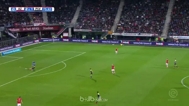 Pimpinan klasemen Eredivisie PSV Eindhoven mencetak tiga gol dalam waktu 5 menit untuk menang comeback 3-2 atas AZ Alkmaar. PSV te...