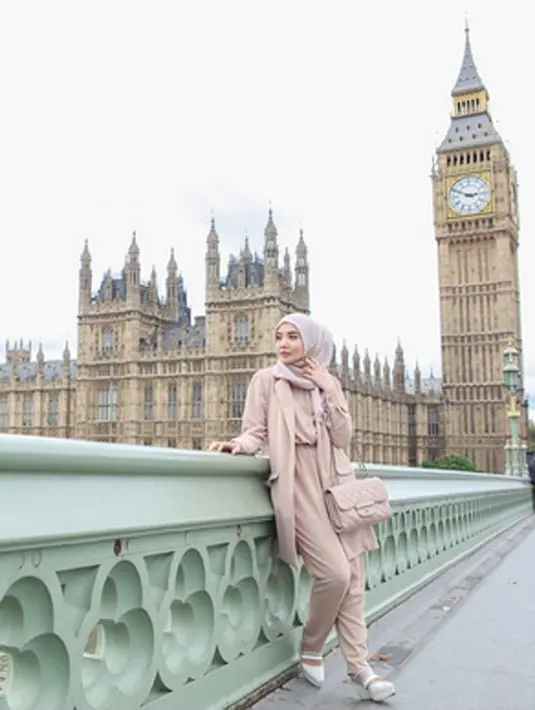 Zaskia Sungkar berpose di depan Big Ben, bangunan terkenal di London. (via instagram/@zaskiasungkar15)