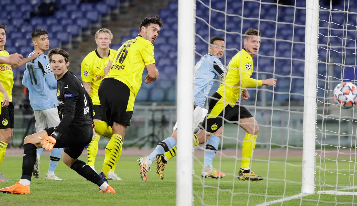 Bek Lazio, Luiz Felipe (kedua kanan) mencetak gol kedua untuk timnya ke gawang wakil Bundesliga, Borussia Dortmund pada pertandingan perdana Grup F Liga Champions 2020 di Stadion Olimpico, Rabu (21/10/2020) dini hari WIB. Lazio menang 3-1 atas Borussia Dortmund. (AP Photo/Gregorio Borgia)