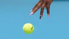 Petenis Amerika Serikat, Serena Williams bersiap melakukan servis bola saat berhadapan dengan petenis Anastasia Potapova dari Rusia babak pertama Australia Terbuka 2020 di Melbourne, Senin (20/1/2020). Pada penampilannya itu, Serena Williams mencuri perhatian lewat cat kukunya. (AP/Lee Jin-man)