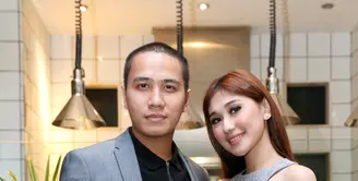 Tujuh tahun vakum, Ressa Herlambang kembali mewarnai industri musik Tanah Air. Kali ini, ia muncul duet dengan penyanyi pendatang baru, Sheila Alexander. (Adrian Putra/Bintang.com)