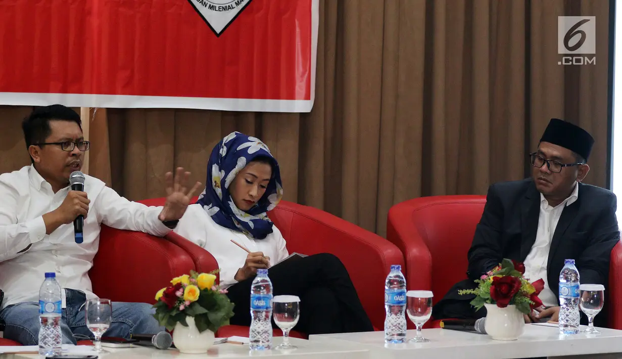 Ketua Tim Media Center Jokowi-JK Zuhairi Misrawi, Caleg DPR Partai NasDem termuda, Lathifa Al Anshori dan putra Maruf Amin, Ahmad Syauqi menjadi pembicara dalam diskusi publik Persatuan Milenial Madura di Jakarta, Rabu (30/1 (Liputan6.com/Johan Tallo)