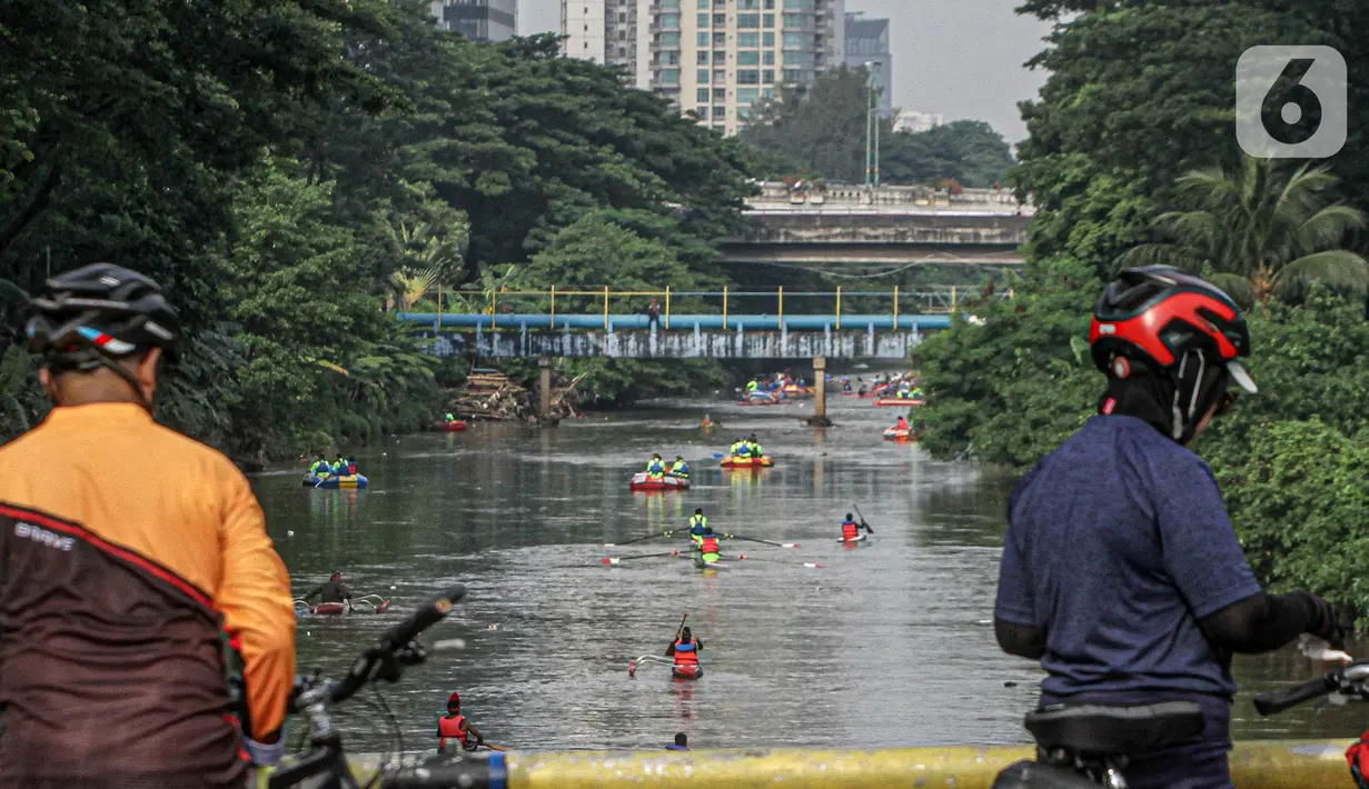 Peserta menyusuri Sungai Ciliwung saat mengikuti Festival Dayung Ciliwung, Jakarta, Minggu (4/12/2022). Festival Dayung Ciliwung digelar untuk pemanasan pra-Kejurnas Dayung 2022 sekaligus percontohan pengelolaan sungai di Indonesia. (Liputan6.com/Faizal Fanani)