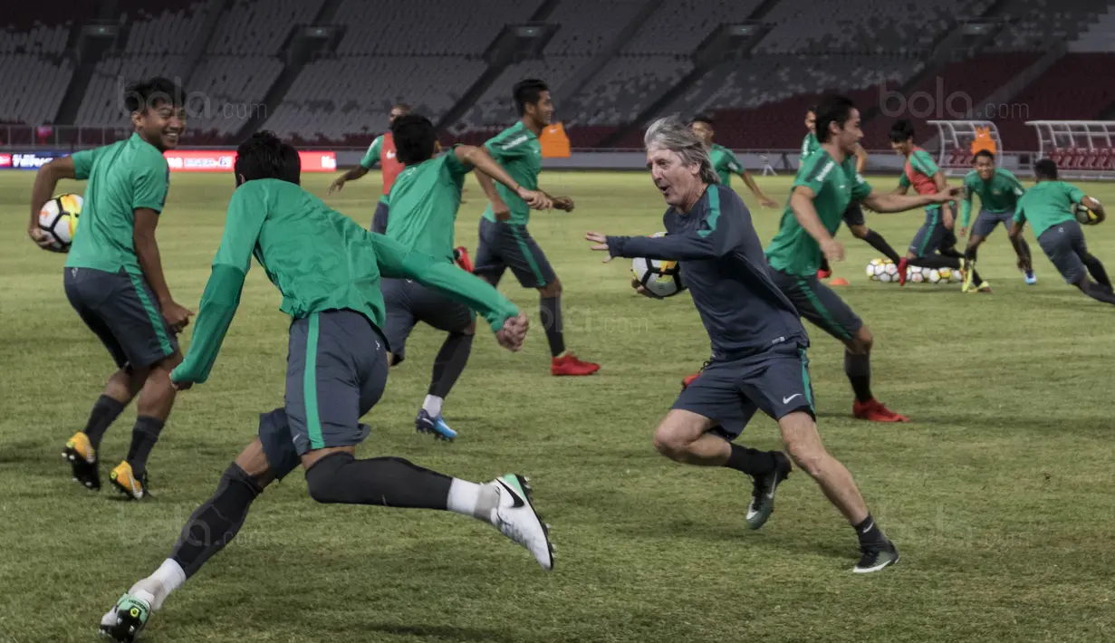 Para pemain Timnas Indonesia saat mengikuti latihan di SUGBK, Jakarta, Sabtu (13/1/2018). Timnas Indonesia menggelar latihan terakhir sebelum laga persahabatan melawan Islandia. (Bola.com/Vitalis Yogi Trisna)