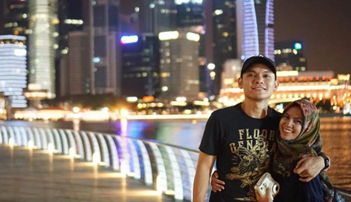  "Dia sangat family person dan solehah banget. Kalau suami sudah melihat bini dari luar membawa jemuran dan keringetan, rasanya bahagia banget dan sayang banget,” tutur Ben Kasyafani. (Instagram/nesyanabila)