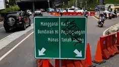 Pengendara kendaraan bermotor melintas saat diberlakukan uji coba rekayasa lalu lintas Sistem Satu Arah (SSA) di Jalan Margono Djoyohadikoesoemo, Jakarta, Sabtu (15/12/2019). Uji coba tersebut berlangsung hingga 19 Desember 2019 mendatang. (Liputan6.com/Johan Tallo)