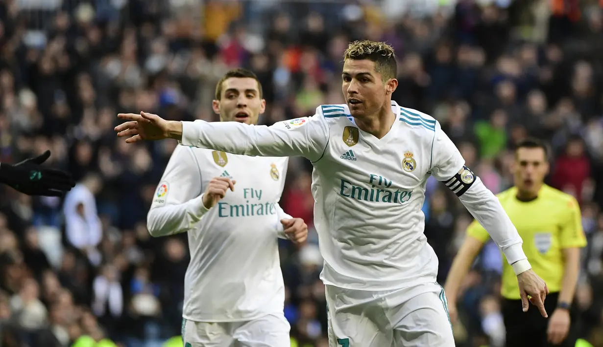 2. Cristiano Ronaldo – 311 gol: Pesepak bola yang mampu menandingi kehebatan Lionel Messi baik di LaLiga. Selama berseragam Real Madrid, Cristiano Ronaldo sukses menyumbangkan 35 gol di setiap musimnya.(BCWGlobal)