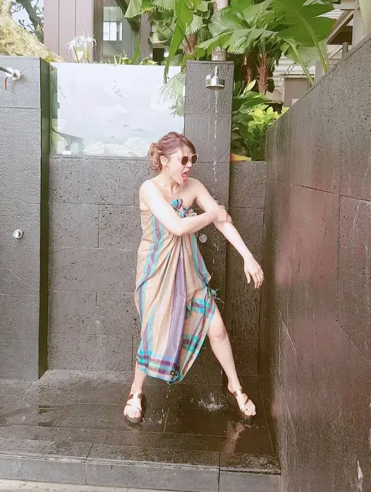 Saat mandi pun, DJ Butterfly masih bisa berpose konyol. Memang ada-ada saja pose wanita cantik yang satu ini. (Foto: instagram.com/dj_kattybutterfly36)