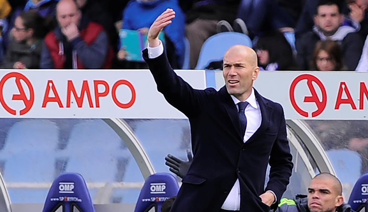 Pelatih Real Madrid, Zinedine Zidane, memberi instruksi kepada pemainnya saat melawan Real Sociedad dalam laga La Liga Spanyol di Stadion Anoeta, Sabtu (30/4/2016) malam WIB. (AFP/Ander Gillenea)