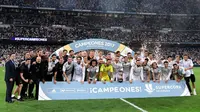 Para pemain Real Madrid berpose dengan trofi merayakan kemenangan atas Barcelona pada Piala Super Spanyol 2017 di stadion Santiago Bernabeu, Spanyol (16/8). Real Madrid menang 2-0 atas Barcelona dengan skor agregat 5-1. (AFP Photo/Javier Soriano)