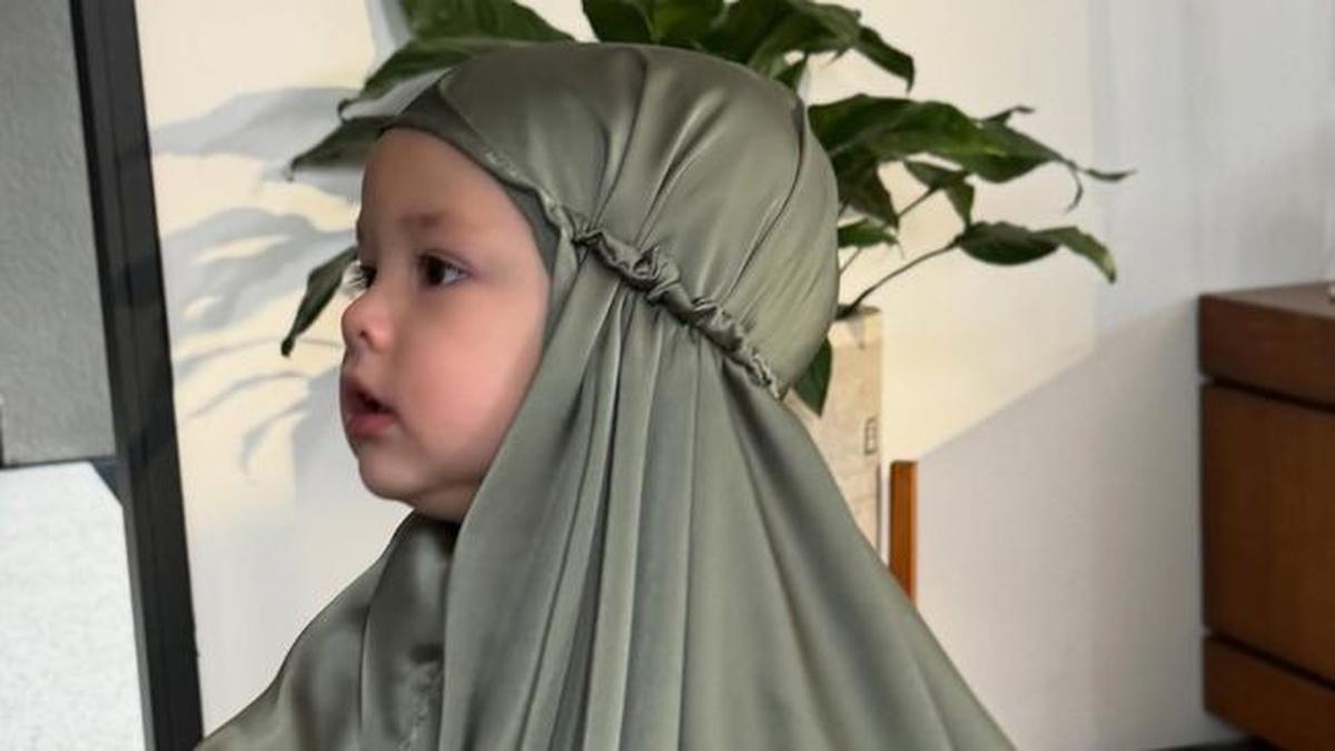4 Potret Menggemaskan Baby Kamari dan Jennifer Coppen Pakai Mukena Couple Saat Syuting Iklan