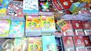 Aneka buku dan perlengkapan sekolah yang ijajakan di kawasan Depok, Jakarta, Minggu (26/7/2015). Jelang tahun ajaran baru 2015/2016, penjualan buku tulis dan perlengkapan sekolah diperkirakan terus meningkat hingga Agustus. (Liputan6.com/Yoppy Renato)