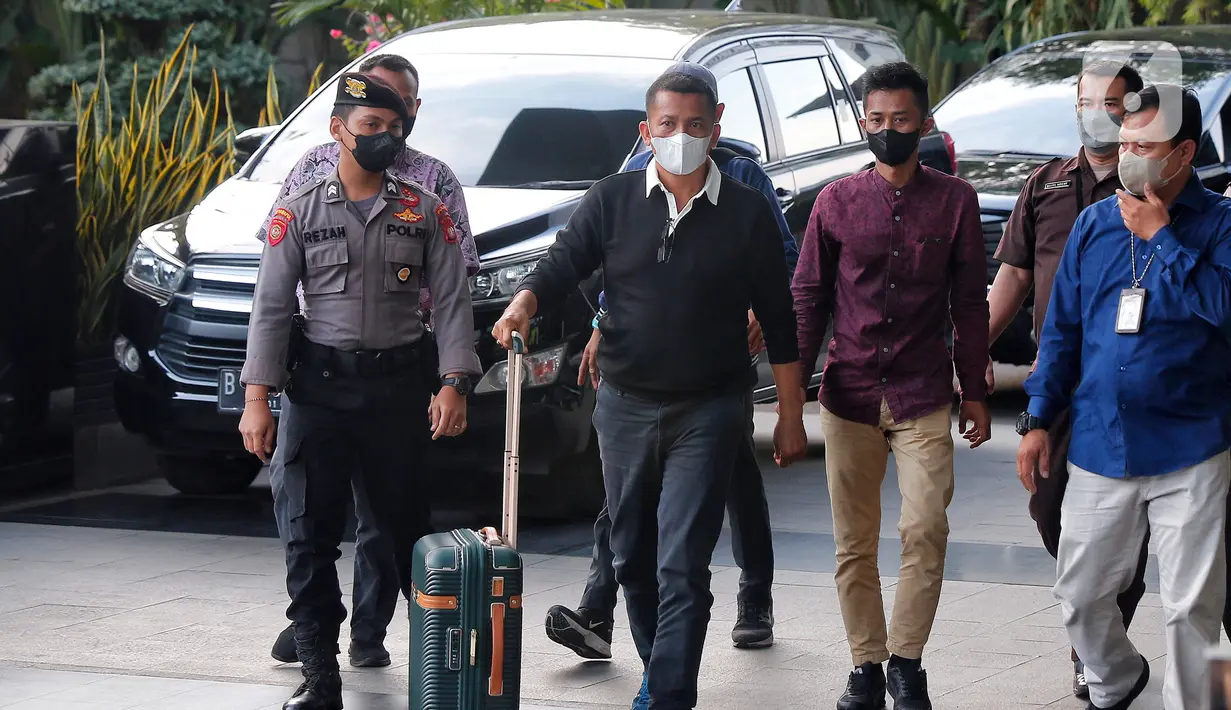 Bupati Meranti Muhammad Adil tiba di Gedung KPK, Jakarta, Jumat (7/4/2023). Muhammad Adil terlihat membawa koper besar. (Liputan6.com/Angga Yuniar)
