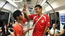 Manahati Lestusen dan M. Natshir Fadhil bercanda saat naik MRT. (Bola.com/Arief Bagus)