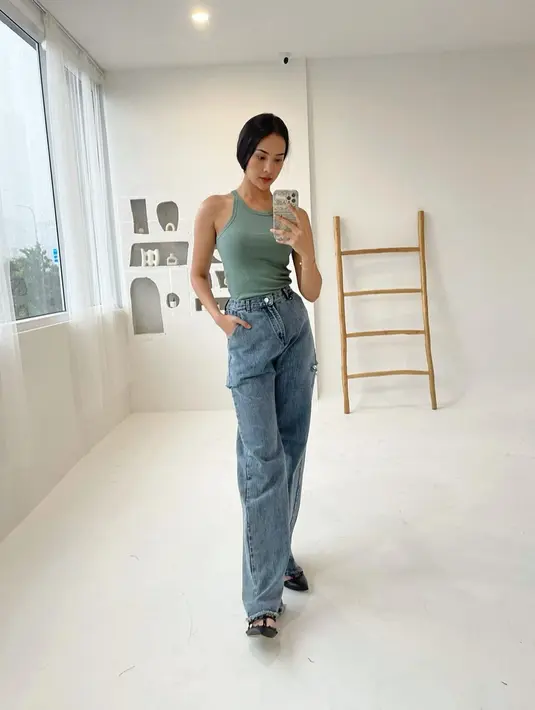 <p>Jeans memang menjadi andalan outfit sehari-hari. Dipadu dengan tank top pun outfit akan terlihat keren seperti Anya.[Instagram/anyageraldine]</p>
