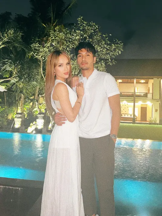 <p>Beberapa hari lalu, Rangga Nattra pamer pose bareng Cinta Laura berlatar kolam renang berkawan temaram lampu di luar ruangan. Sang aktor tampil kasual dengan kaus polo putih polos dipadu celana panjang kelam baja. Cinta Laura tampil anggun dengan gaun putih tanpa lengan. Belahan di bagian bawah memperlihatkan kaki jenjang bintang sinetron Cinderella. (Foto: Dok. Instagram @rangganattra)</p>