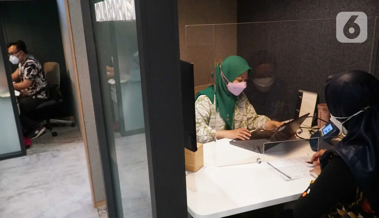 Agen melayani nasabah di Gedung Manulife, Jakarta, Kamis (6/01/2022). Nasabah Manulife yang memiliki asuransi jiwa syariah, Berkah Savelink dan MiSSION Syariah dapat berwakaf atau donasi dari manfaat polis asuransi tersebut secara mandiri melalui Institut Pertanian Bogor (IPB). (Liputan6.com/HO/Eko)