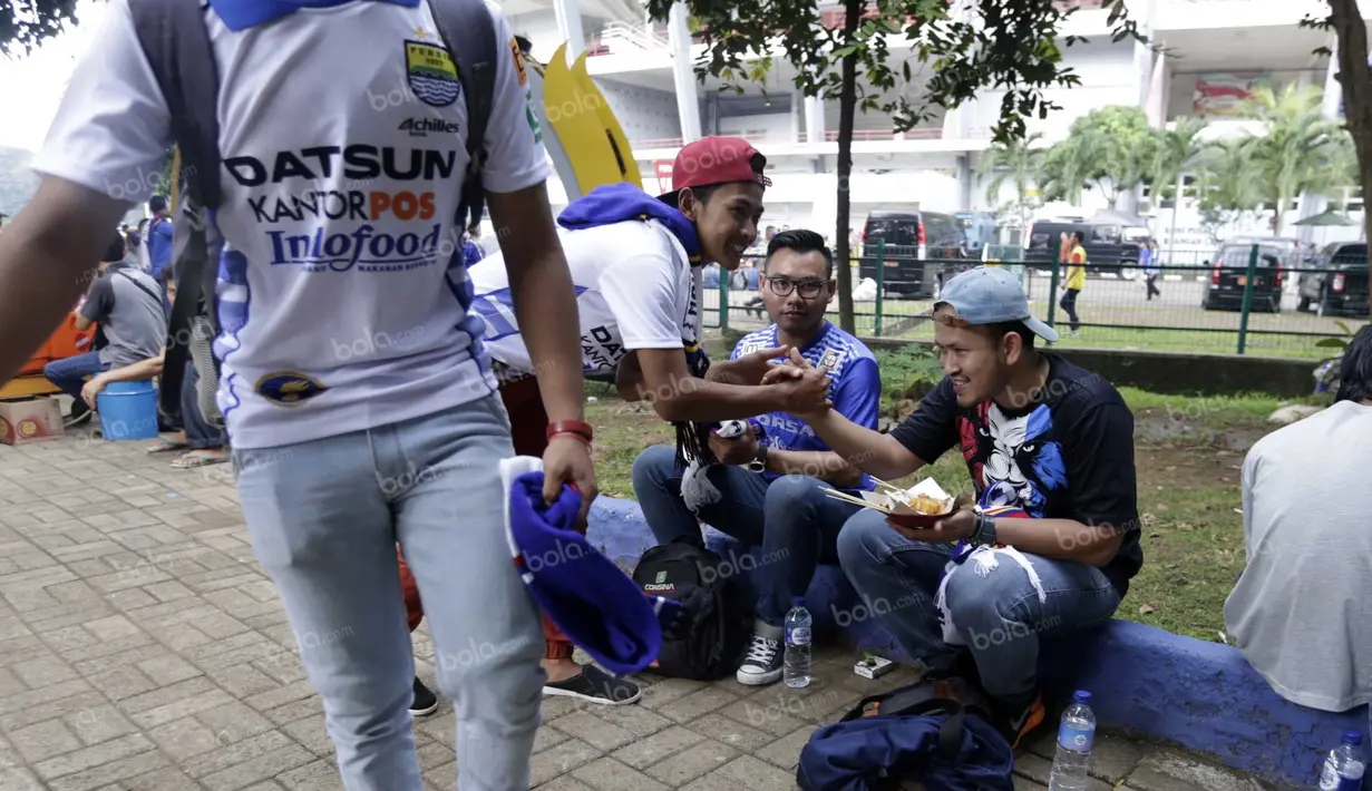 Suasana saling menghargai Aremania dan Bobotoh saat mendukung timnya berlaga pada final Torabika Bhayangkara Cup 2016 di Stadion Utama Gelora Bung Karno, Jakarta, Minggu (3/4/2016). (Bola.com/Nicklas Hanoatubun)