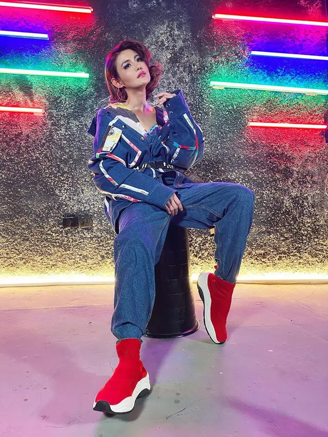 Rilis Single Lagu, Ini 7 Pemotretan Juliana Moechtar yang Curi Perhatian