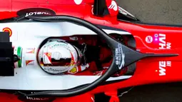 Ferrari melakukan terobosan baru dengan menggunakan Halo-style cockpit protection pada tes pramusim di Sirkuit Catalunya, Barcelona. (Bola.com/Twitter/Formula1)
