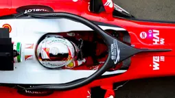 Ferrari melakukan terobosan baru dengan menggunakan Halo-style cockpit protection pada tes pramusim di Sirkuit Catalunya, Barcelona. (Bola.com/Twitter/Formula1)