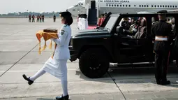 Tim Purna Paskibraka DKI Jakarta 2023 yang terdiri dari 22 orang bersama enam personel Paspampres menyambut kedatangan rombongan kirab di Bandara Halim Perdanakusuma. (Yasuyoshi CHIBA / AFP)