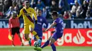 Striker Barcelona, Antoine Griezmann, berebut bola dengan bek Leganes, Unai Bustinza, pada laga La Liga Spanyol di Estadio Municipal Butarque, Leganes, Minggu (23/11). Leganes kalah 1-2 dari Barcelona. (AFP/Pierre-Philippe Marcou)