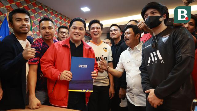 Foto: Kaesang dan Artis Ibukota Dampingi Erick Thohir Daftar Sebagai Calon Ketua Umum PSSI